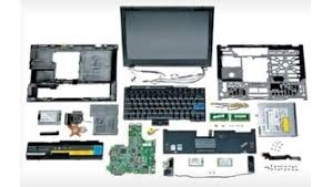 Técnico reparando notebook